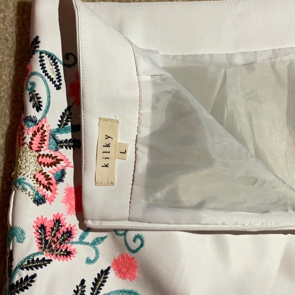Kilky faux leather mini skirt with embroidered details size large. - Picture 9 of 9